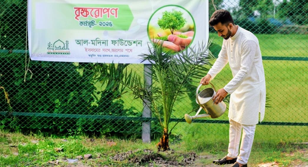 আল-মাদীনাহ ফাউন্ডেশনের বৃক্ষরোপণ কর্মসূচিতে একজন স্বেচ্ছাসেবী